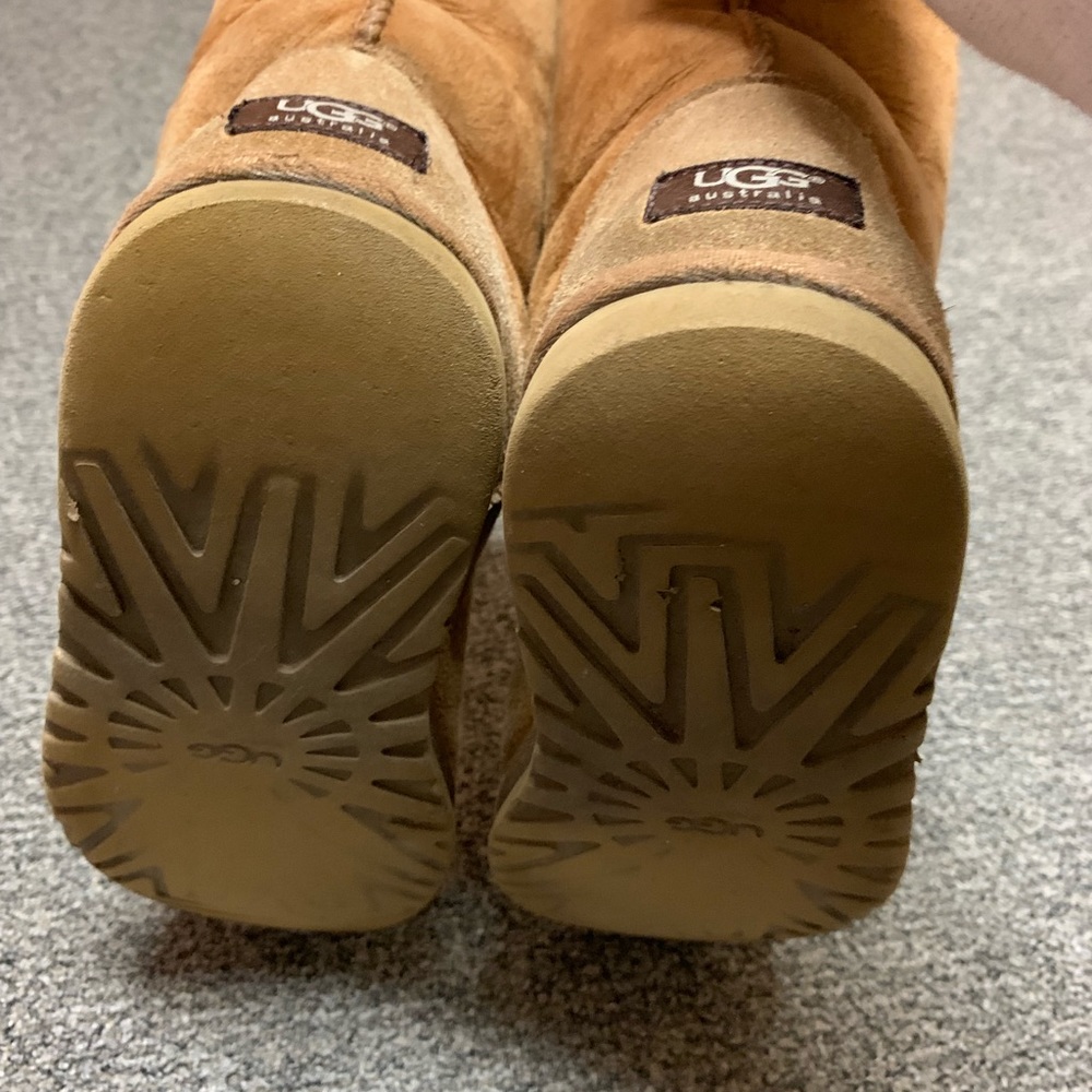 UGGS - Picture 5 of 5